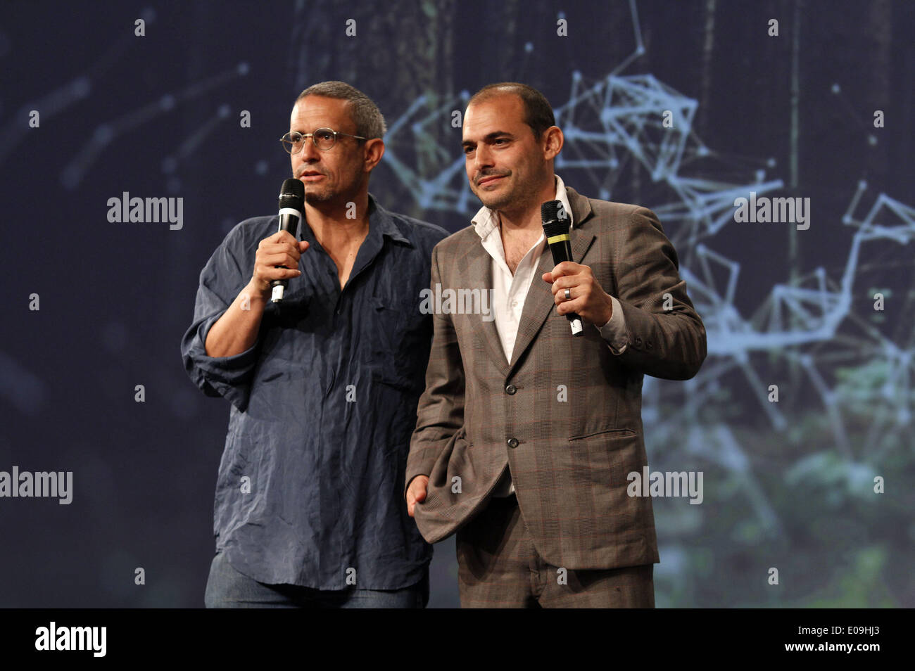 "Yes Men" Aktivisten, Jacques Servin (aka Andy Bichlbaum) und Igor Vamos (aka Michael "Mike" Bonanno) bei der Eröffnung des Media Convention Re: Publica in Berlin, Deutschland. Am 6. Mai 2014. / picture Alliance Stockfoto