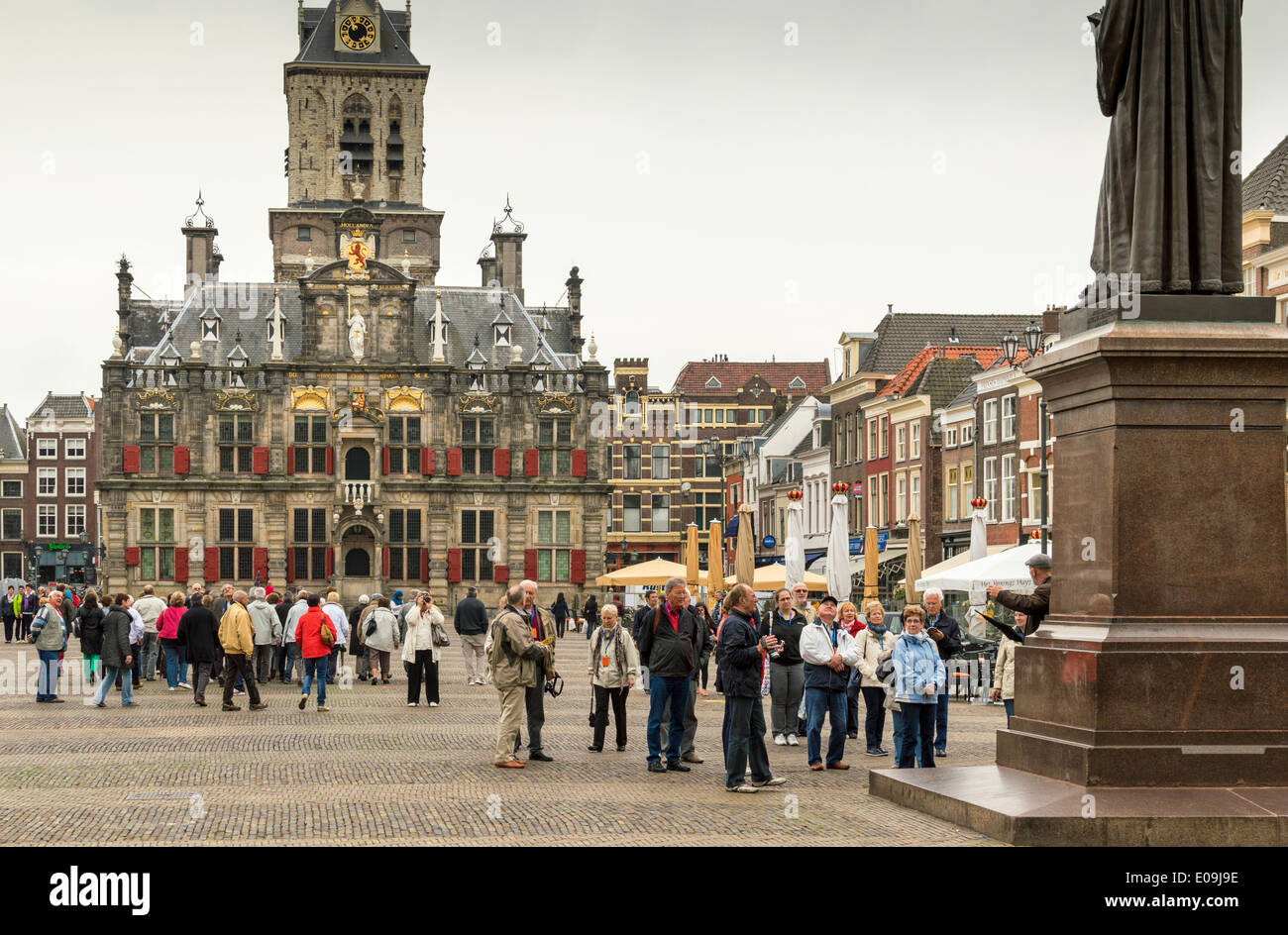 Touristen IN MARKTPLATZ DELFT HOLLAND mit dem STADHUIS ODER RATHAUS Stockfoto