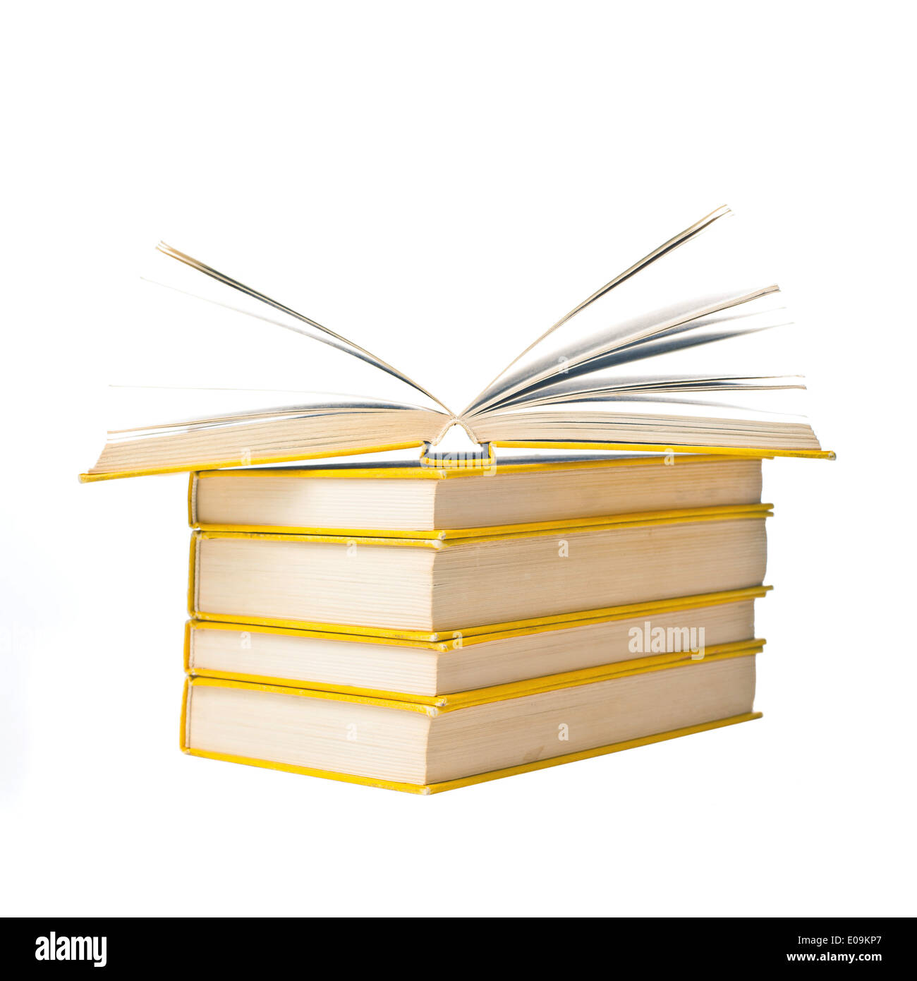 Stapel von gebrauchte Bücher mit gelben Festeinband auf weißem Hintergrund Stockfoto