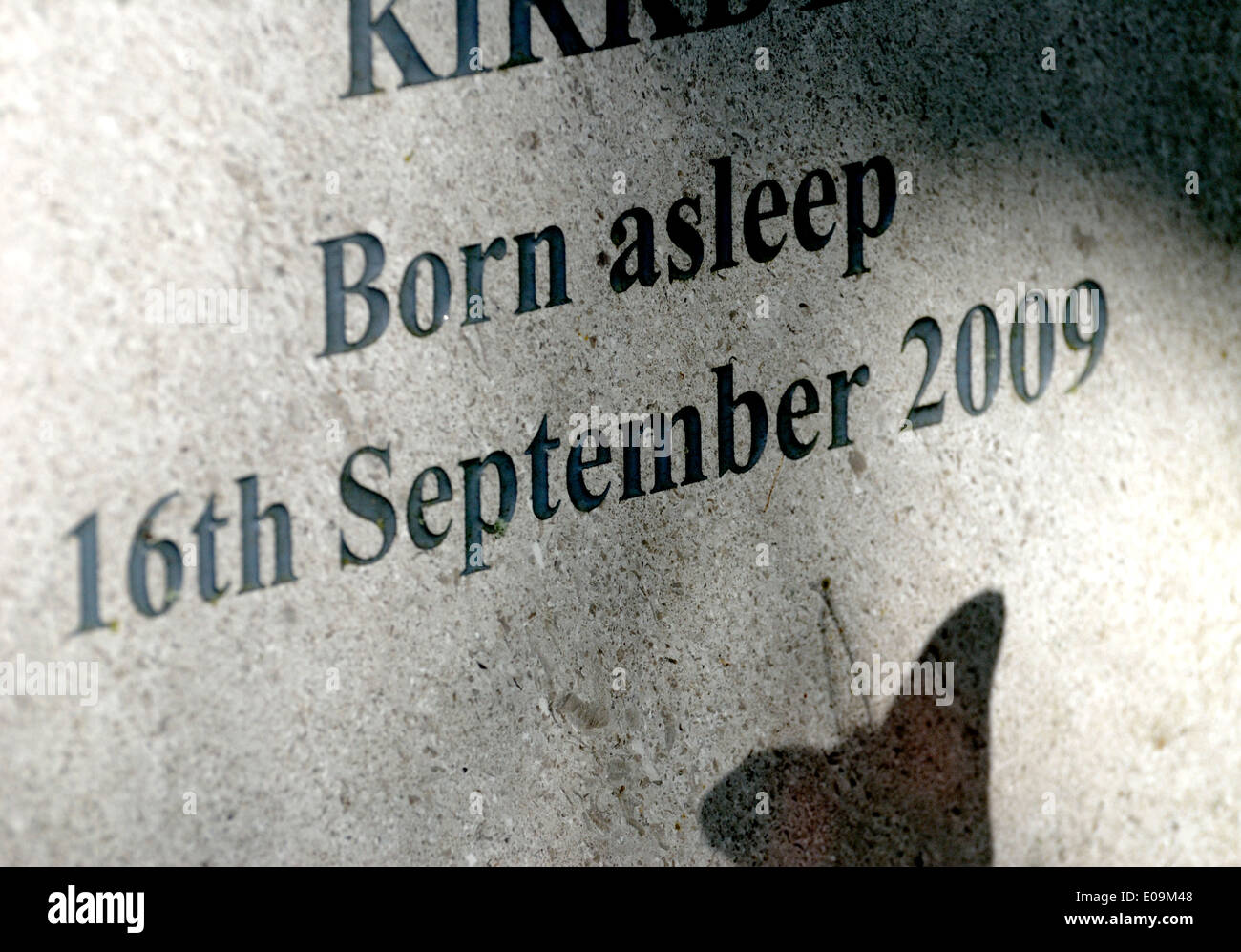 Grab von totgeborenes Kind. "Born eingeschlafen" Stockfoto