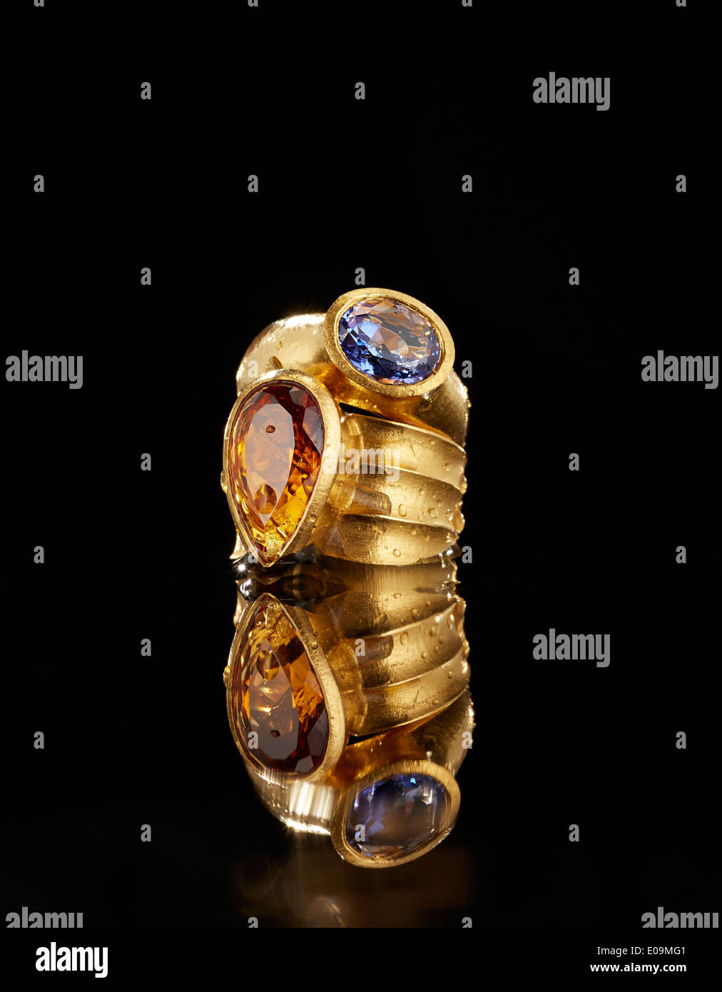 Goldener Ring mit Tansanit und Citrin Stockfoto