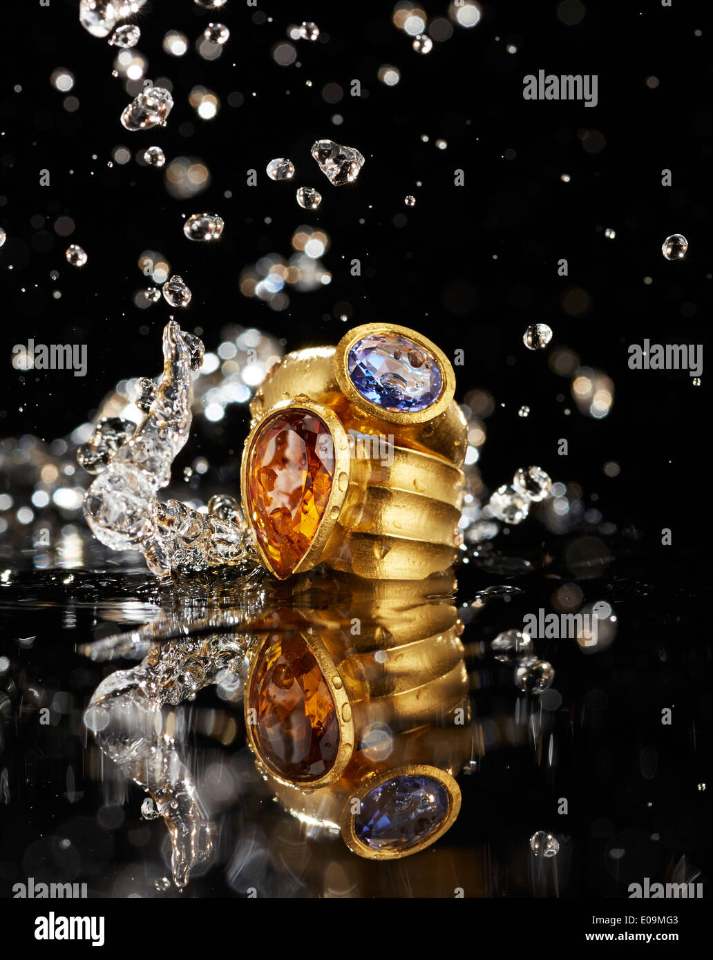 Goldener Ring mit Tansanit und Citrin, Wasser plantschen Stockfoto