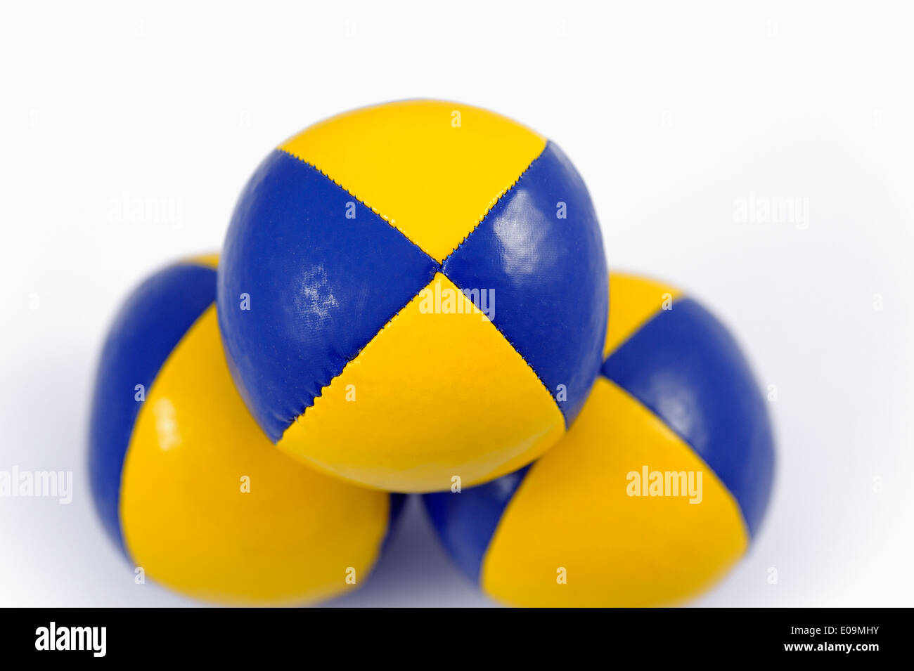3 blau und gelb weiche Jonglierbälle Stockfoto