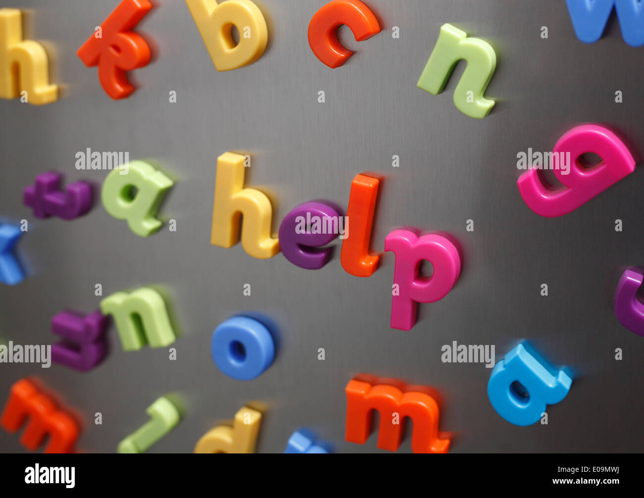 'Hilfe' dargelegt in Kunststoff Magnetbuchstaben auf einen Kühlschrank. Stockfoto