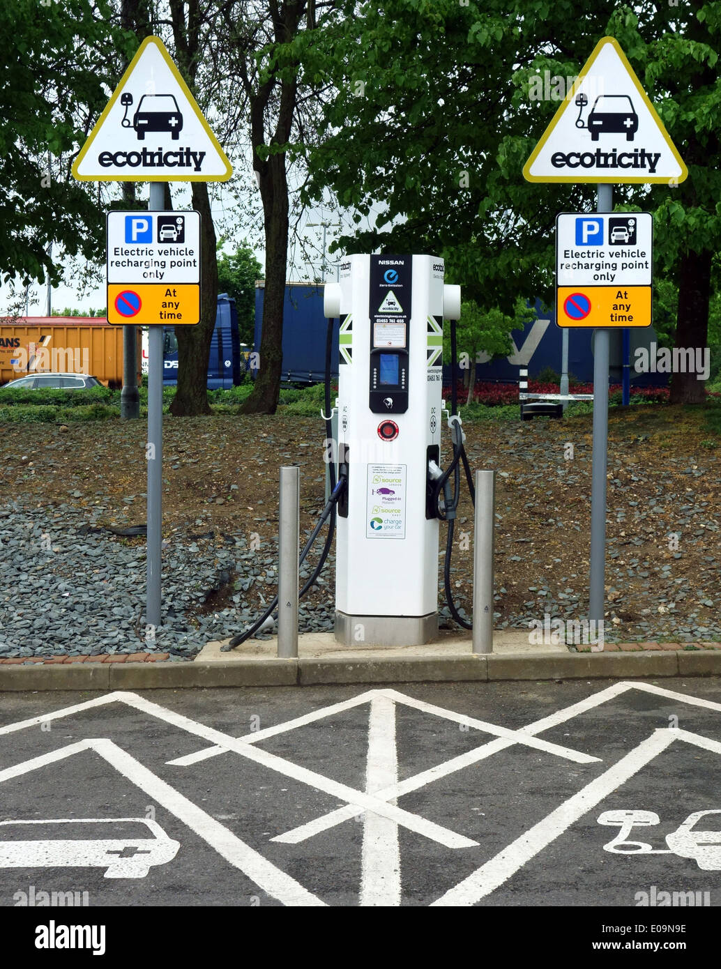 Ecotricity Elektrofahrzeug Ladestation im Dienste auf Autobahn M4 in England Stockfoto