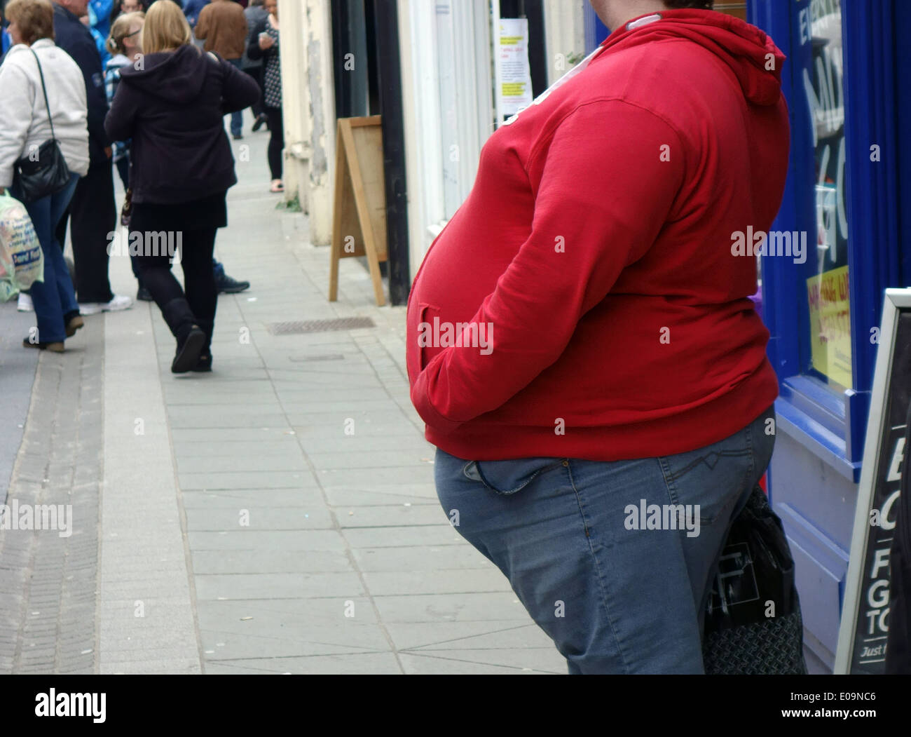Übergewichtige Menschen in der Straße in der Stadt in Pembroke, Wales Stockfoto