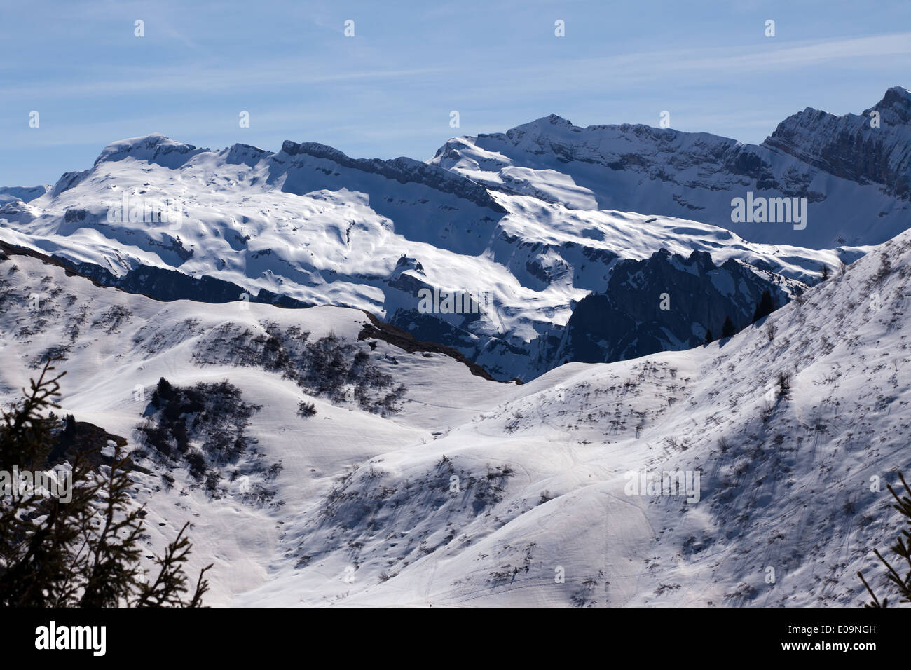 Blick auf einen Bergrücken, das Skigebiet von Les Gets entnommen, Stockfoto