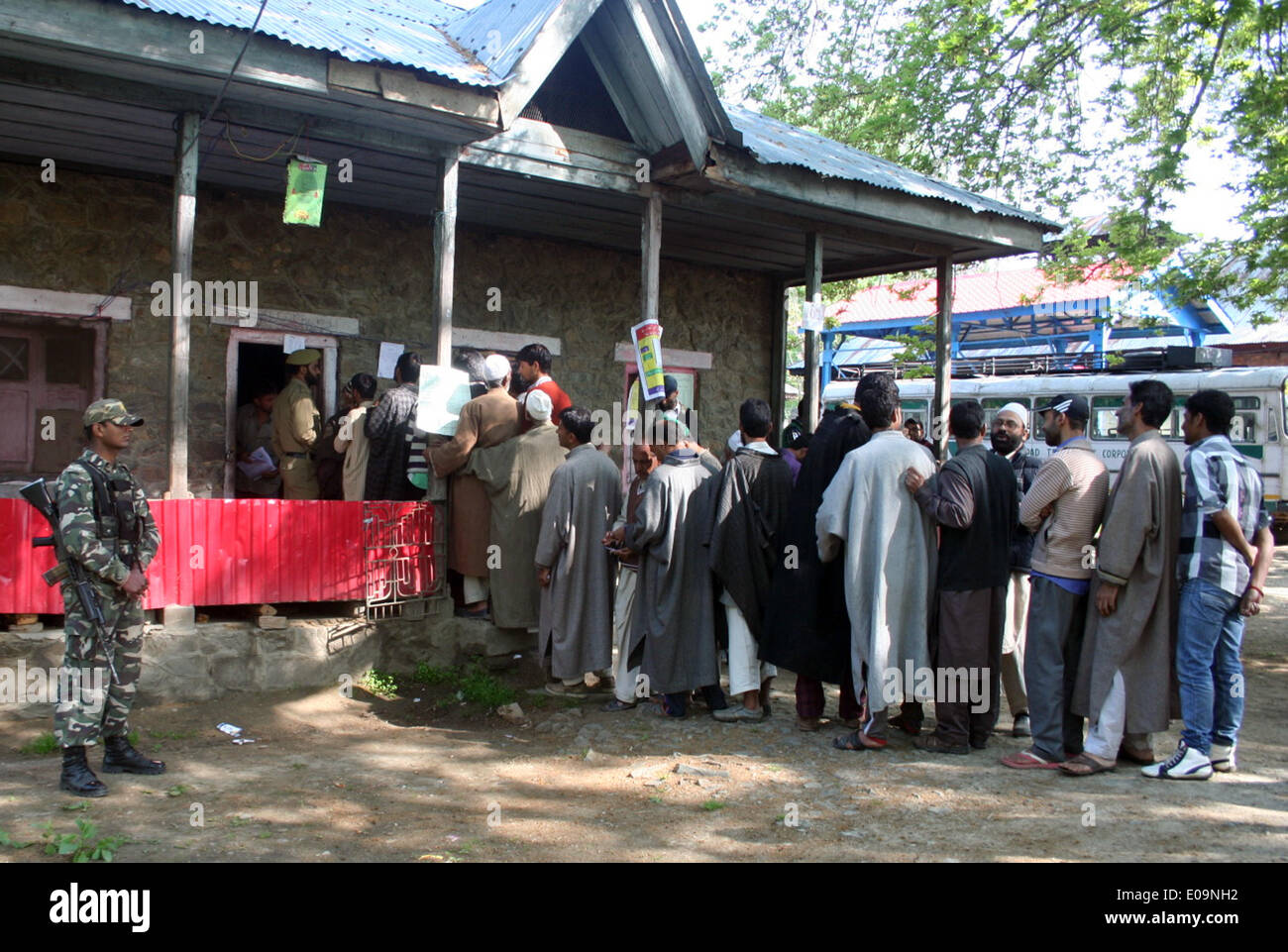 Srinagar, indische verabreicht Kaschmir. 07 May2014: indische Para militärischer Gewalt steht Wache in polling sowohl als Kashmiri Wähler warten ihrerseits Stimmen bei Umfragen sowohl vor der dritten und letzten Lok Sabah Wahl durch Noth Kaschmiris Kullangam Distrikt Kupwara (Sofi Suhail/Alamy Live News Phase) Stockfoto