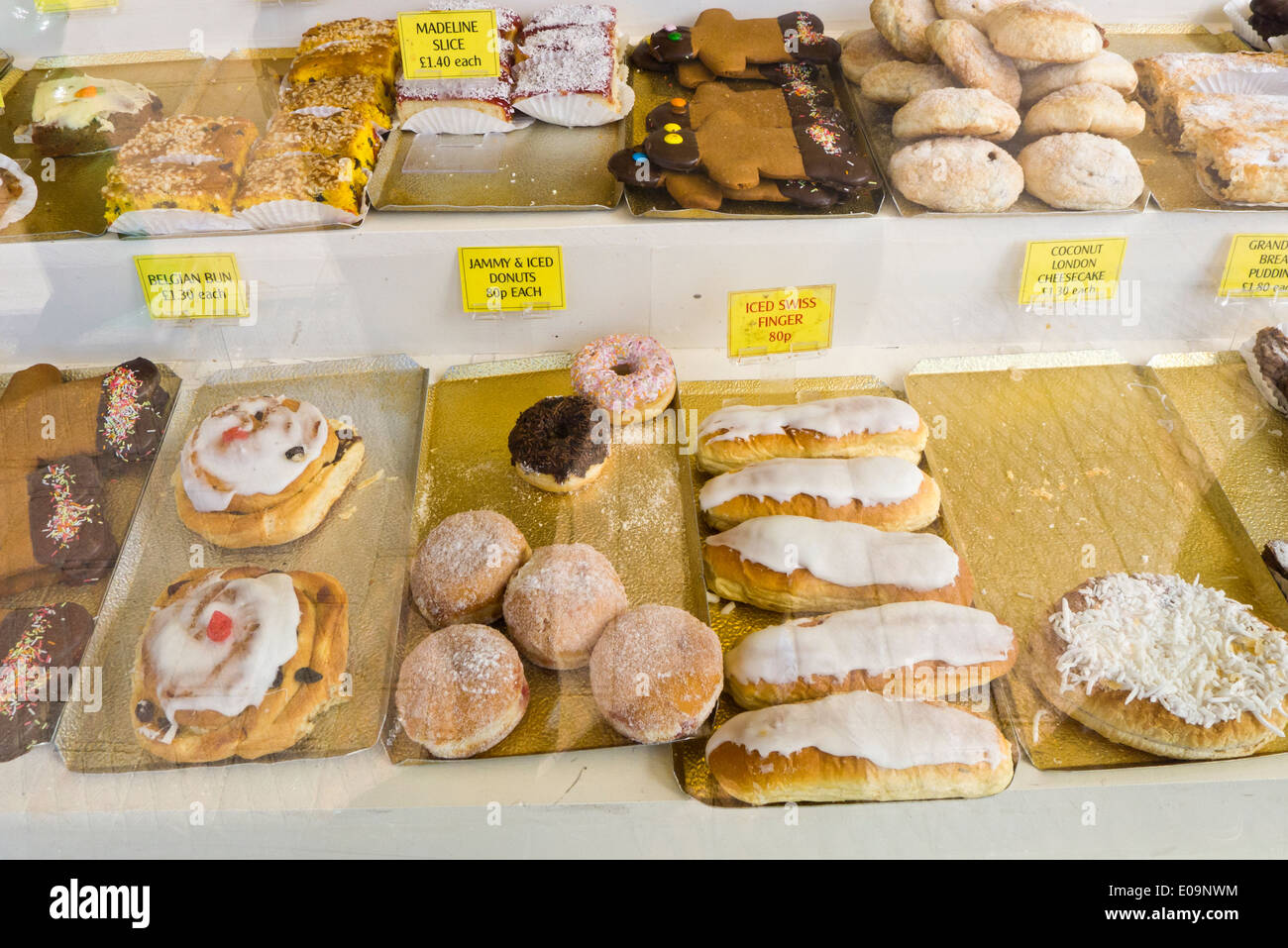 Kuchen in der Bäckerei Schaufenster verkauft. Stockfoto