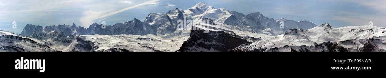 Große Photostiched Panorama des Mont Blanc Massivs, gesehen von der Spitze des Le Ranfoilly Skilift in das Skigebiet von Les Gets Stockfoto