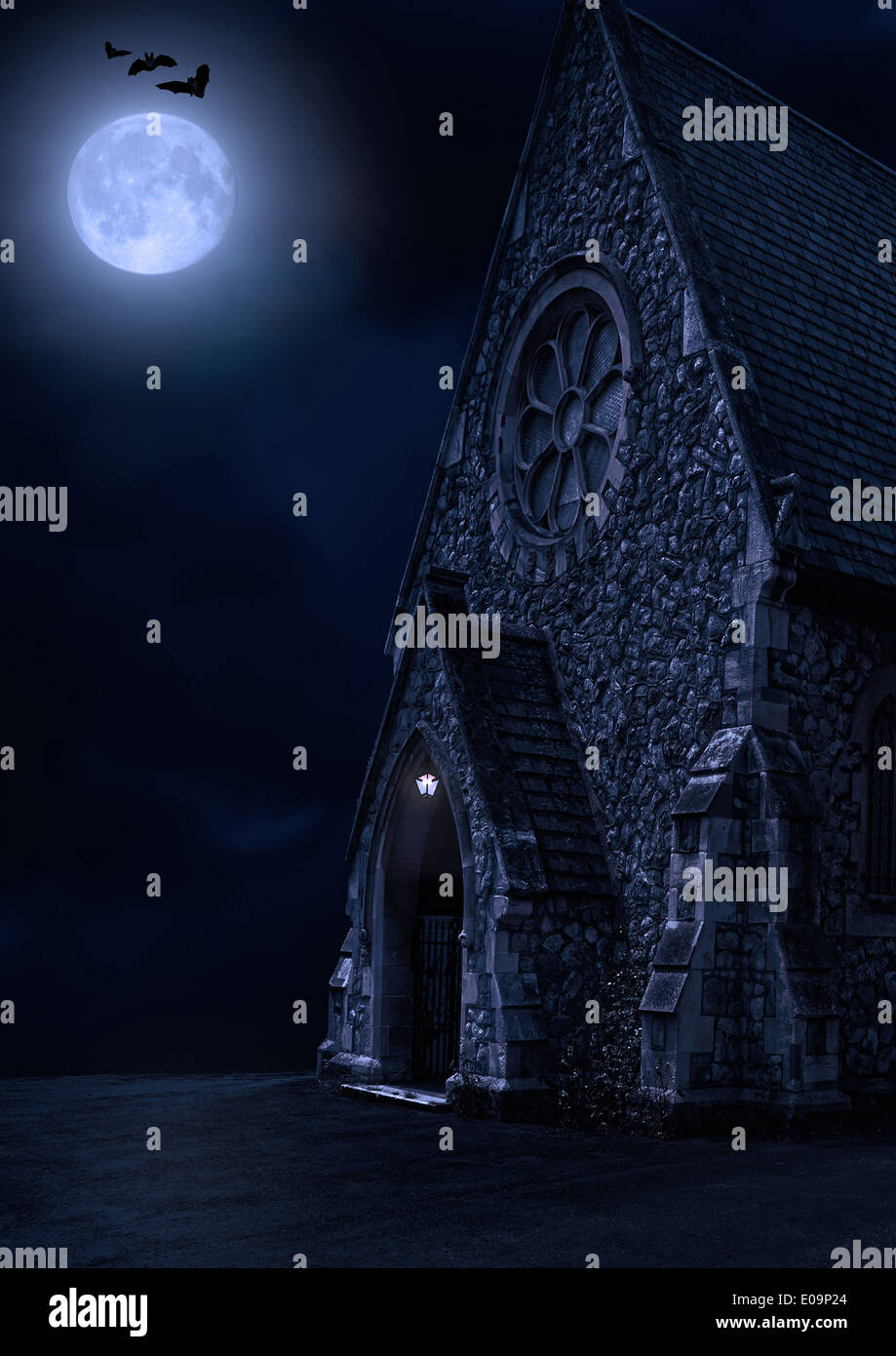 dunkle Mondlicht Kirchhof mit Fledermäusen in essex Stockfoto