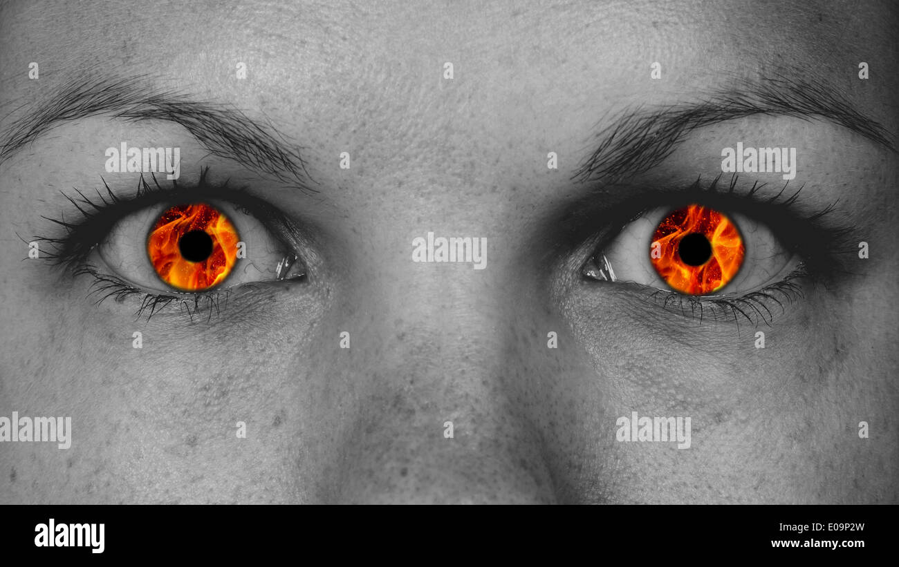 Detailansicht des weiblichen Augen mit Flammen anstelle der iris Stockfoto