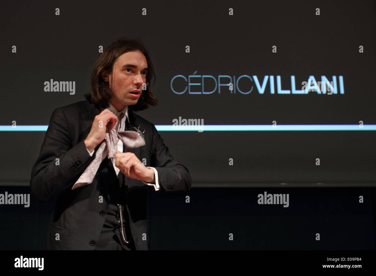 Französischer Mathematiker Cedric Villani ändert seine Krawatte vor einer Konferenz über Kreativität auf Turin Buchmesse. Stockfoto