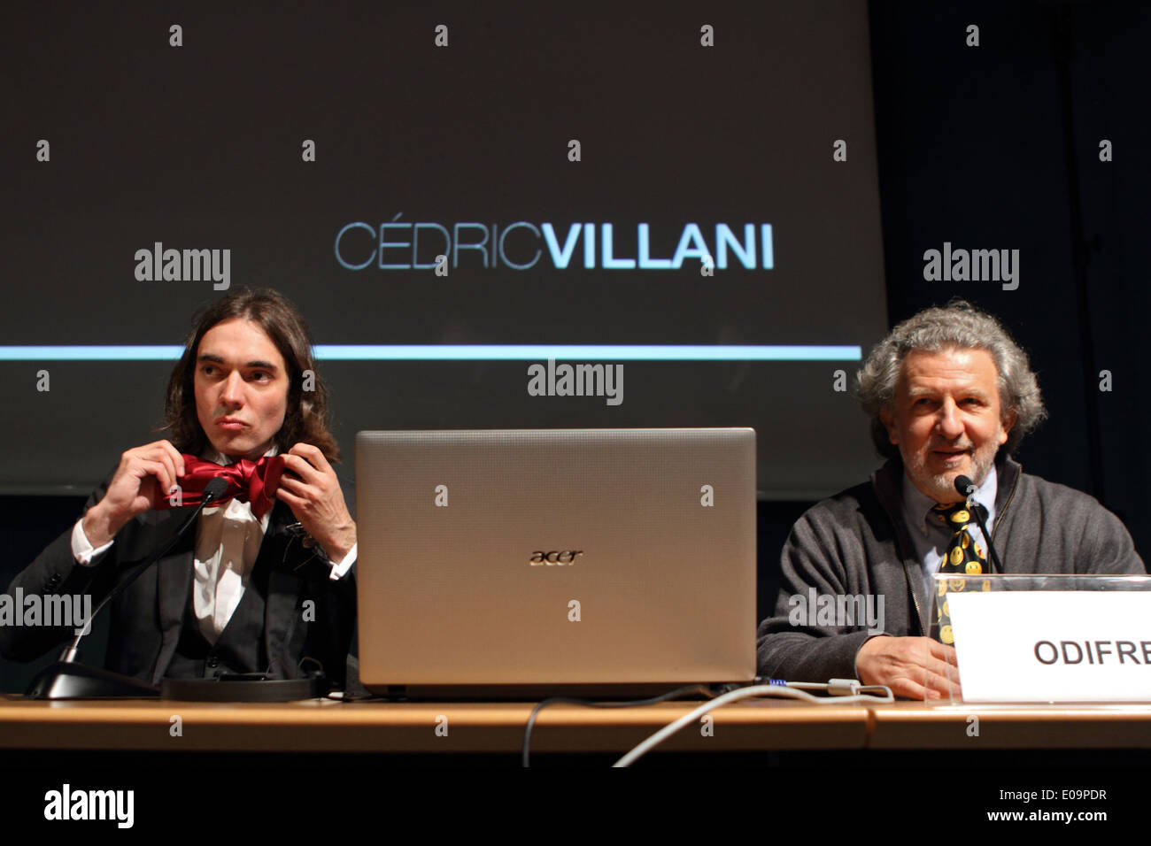 Italienischer Mathematiker Piergiorgio Odifreddi (rechts) stellt sein französischen Kollege Cedric Villani (links) auf der Buchmesse Turin. Stockfoto