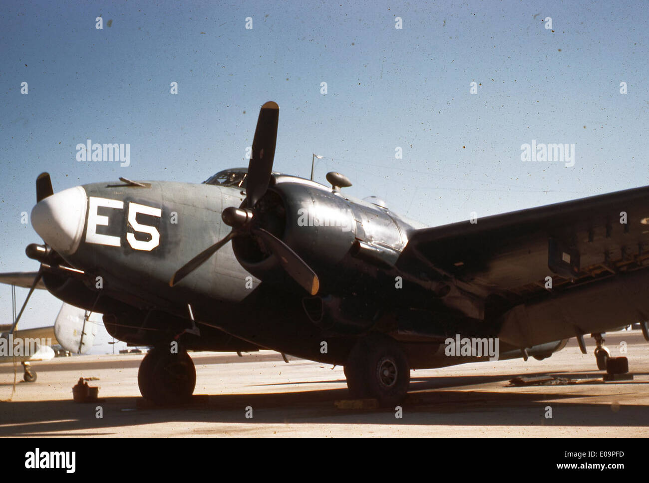 Die PV-2 Harpoon, Registernummer 1355, war ein Patrouillenbomber der US Navy während des Zweiten Weltkriegs. Dieses Modell diente in der VPML-2-Geschwader, die Seefahrtpatrouille und U-Boot-Gefecht durchführte. Das Flugzeug ist mit Radar und anderen Überwachungsgeräten ausgestattet, die für die Unterstützung von Langstreckenaufklärungsmissionen während des Krieges ausgelegt sind. Stockfoto