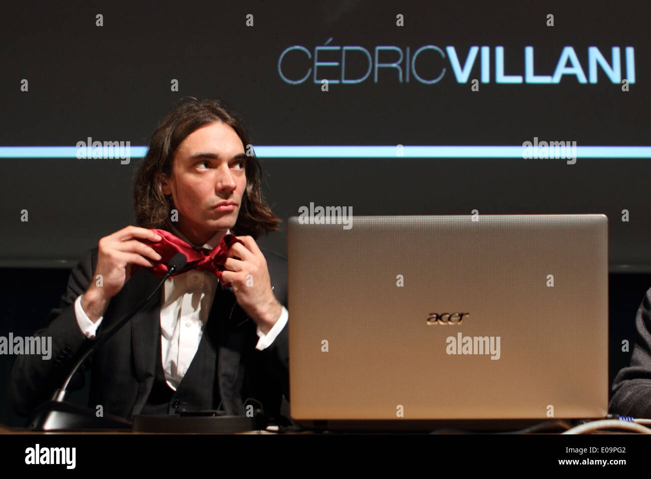 Französischer Mathematiker Cedric Villani Knoten seine Krawatte vor Rede über Kreativität auf Turin Buchmesse. Stockfoto
