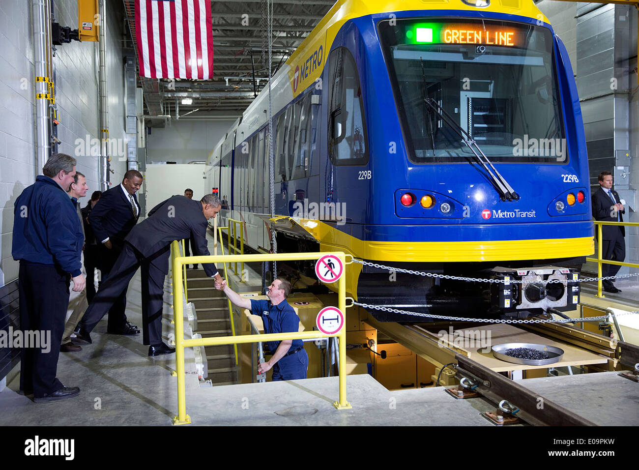 US-Präsident Barack Obama und Transport Sekretär Anthony Foxx tour die Metro Light Rail Versandvorgänge und Wartungseinrichtung 26. Februar 2014 in St. Paul, Minnesota. Stockfoto