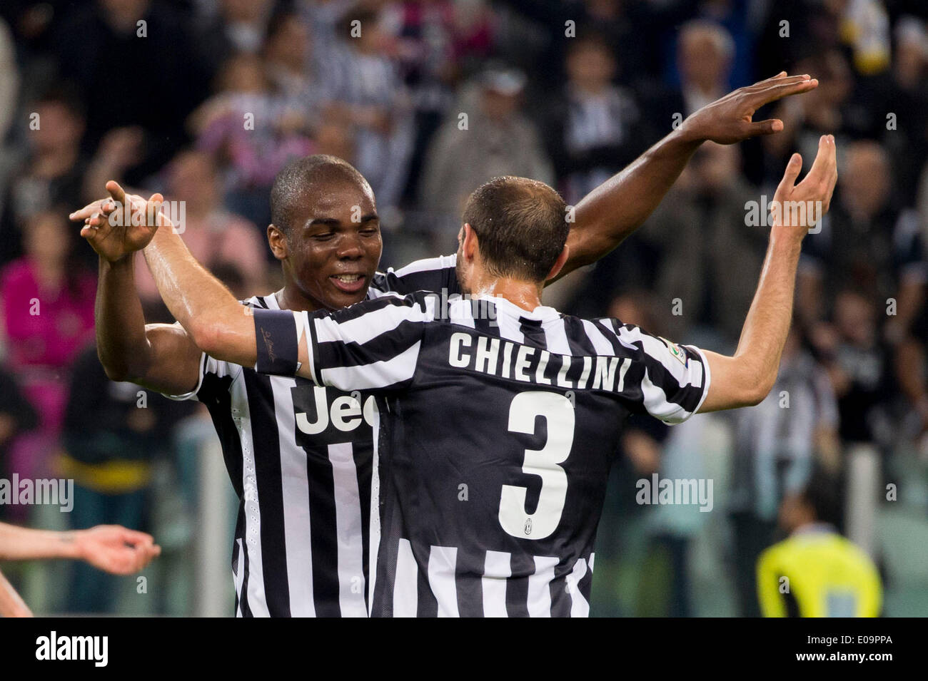 Turin, Italien. 5. Mai 2014. Angelo Ogbonna, Giorgio Chiellini (Juventus) Fußball: Giorgio Chiellini und Angelo Ogbonna von Juventus Turin feiern Gewinner ihrer Liga Titel (30. Scudetto), nach der italienischen Serie-A-zwischen Juventus 1-0 ortlose Spiel Stockfoto