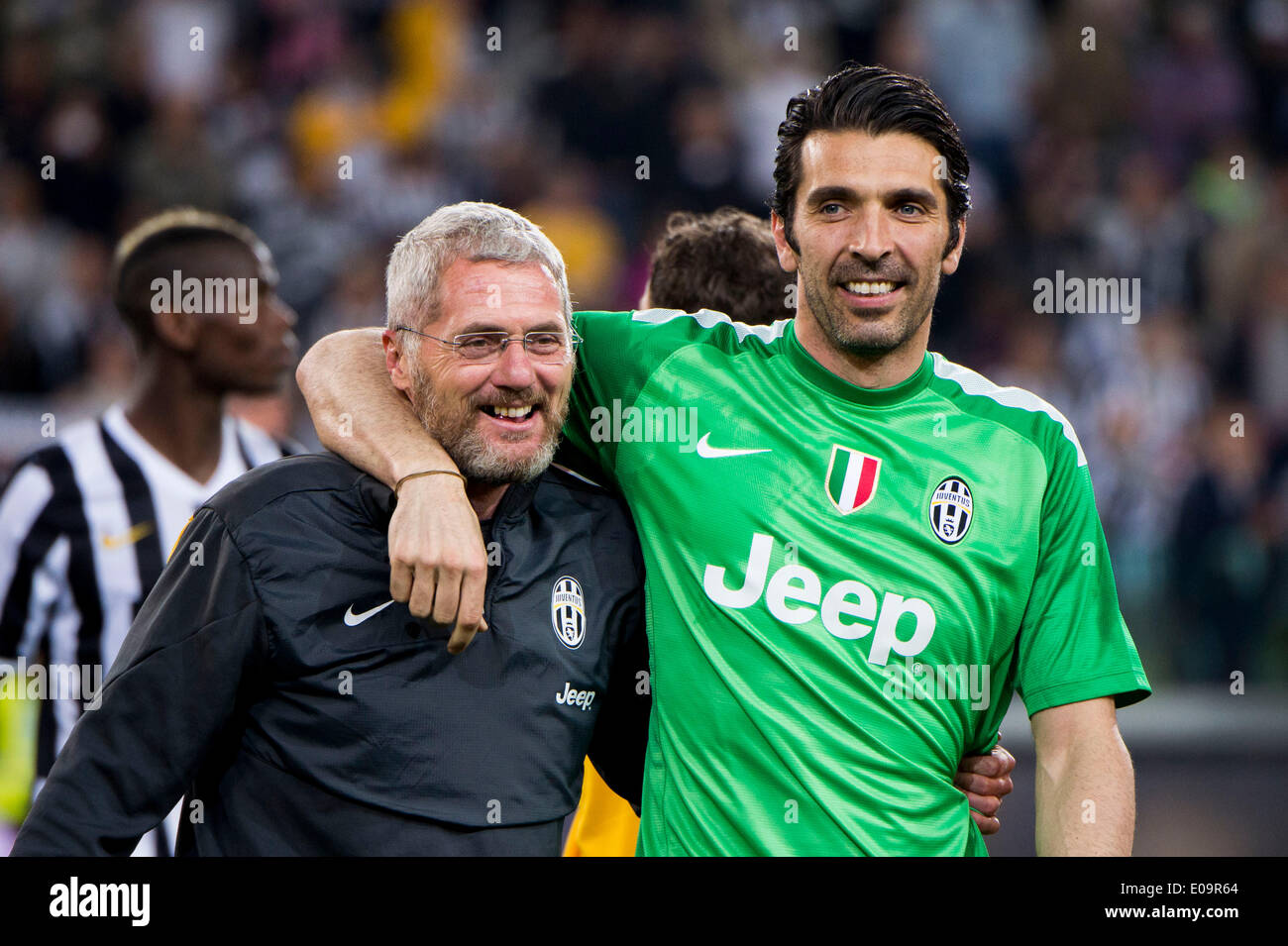 Turin, Italien. 5. Mai 2014. (L-R) Gianluigi Buffon, Paolo Bertelli (Juventus) Fußball: Athletic Trainer Paolo Bertelli und Gianluigi Buffon von Juventus Turin feiern Gewinner ihrer Liga Titel (30. Scudetto), nach der italienischen Serie-A-zwischen Spiel Stockfoto