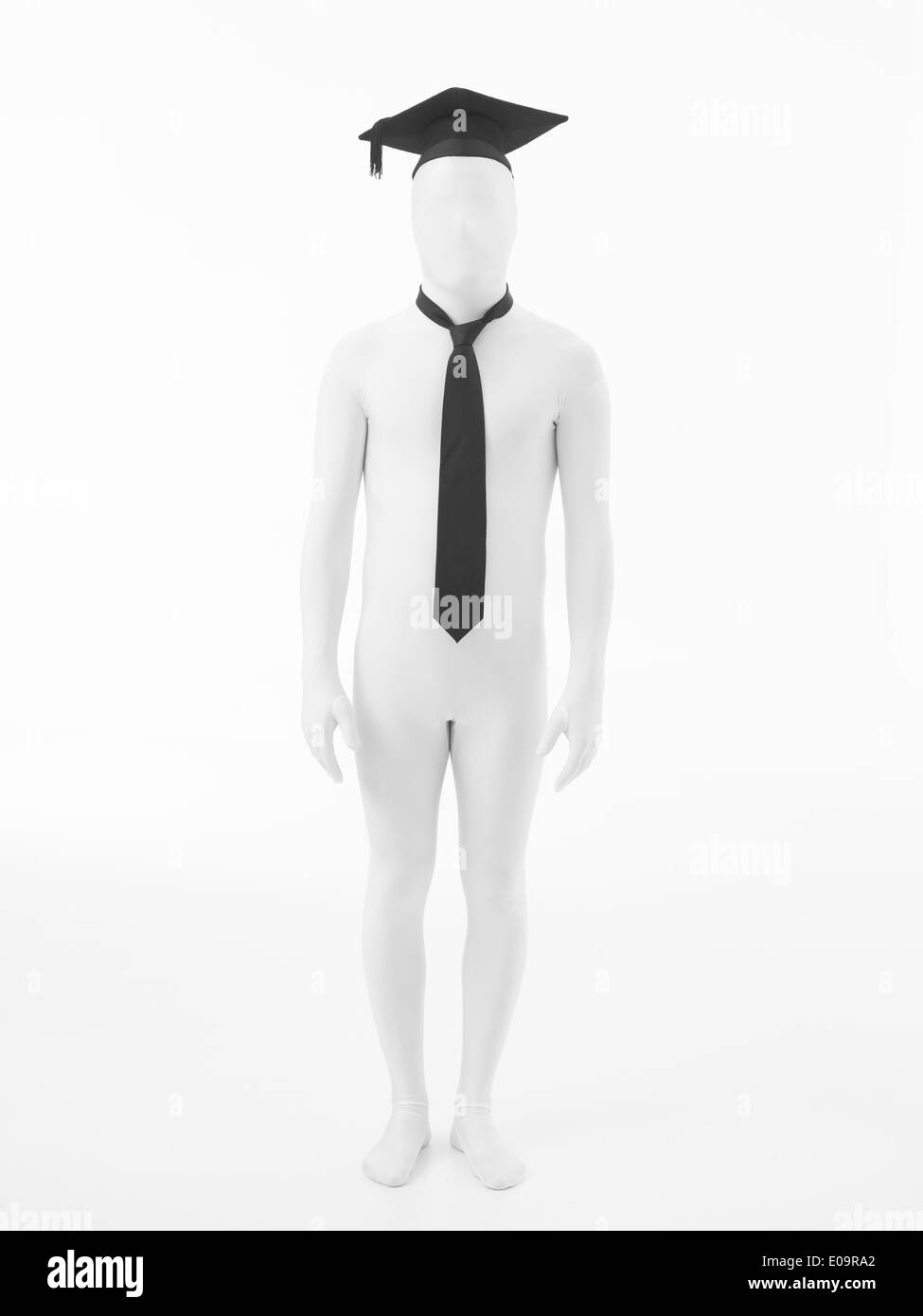 Unbekannte Person, gekleidet in schwarze Krawatte und weißen Anzug mit Diplom Hut Stockfoto
