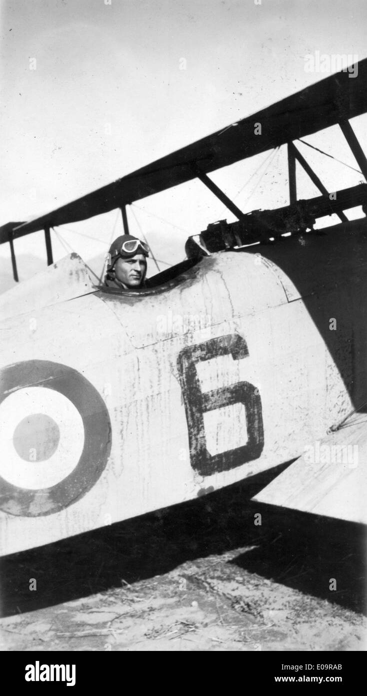 Willard Morris, der auf diesem Foto zu sehen ist, war an der Dreharbeiten von *Lilac Time* beteiligt, einem Stummfilm aus den 1920er Jahren Der Film unter der Regie von George Fitzmaurice spielte Dolores del Río und spielte vor dem Hintergrund des Ersten Weltkriegs Stockfoto