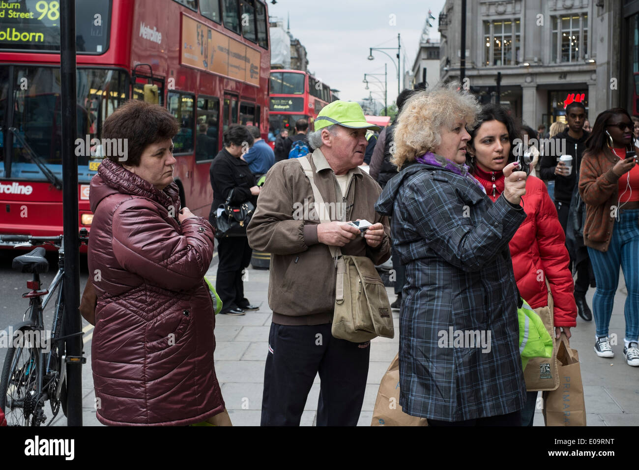 Touristen fotografieren in der Londoner Oxford Street. Stockfoto