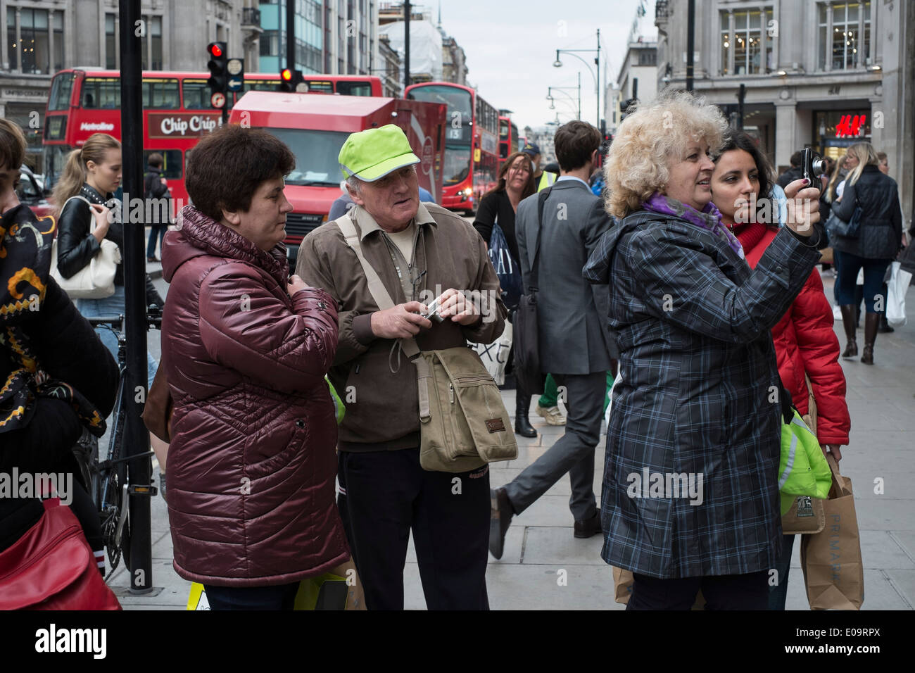 Touristen fotografieren in der Londoner Oxford Street. Stockfoto