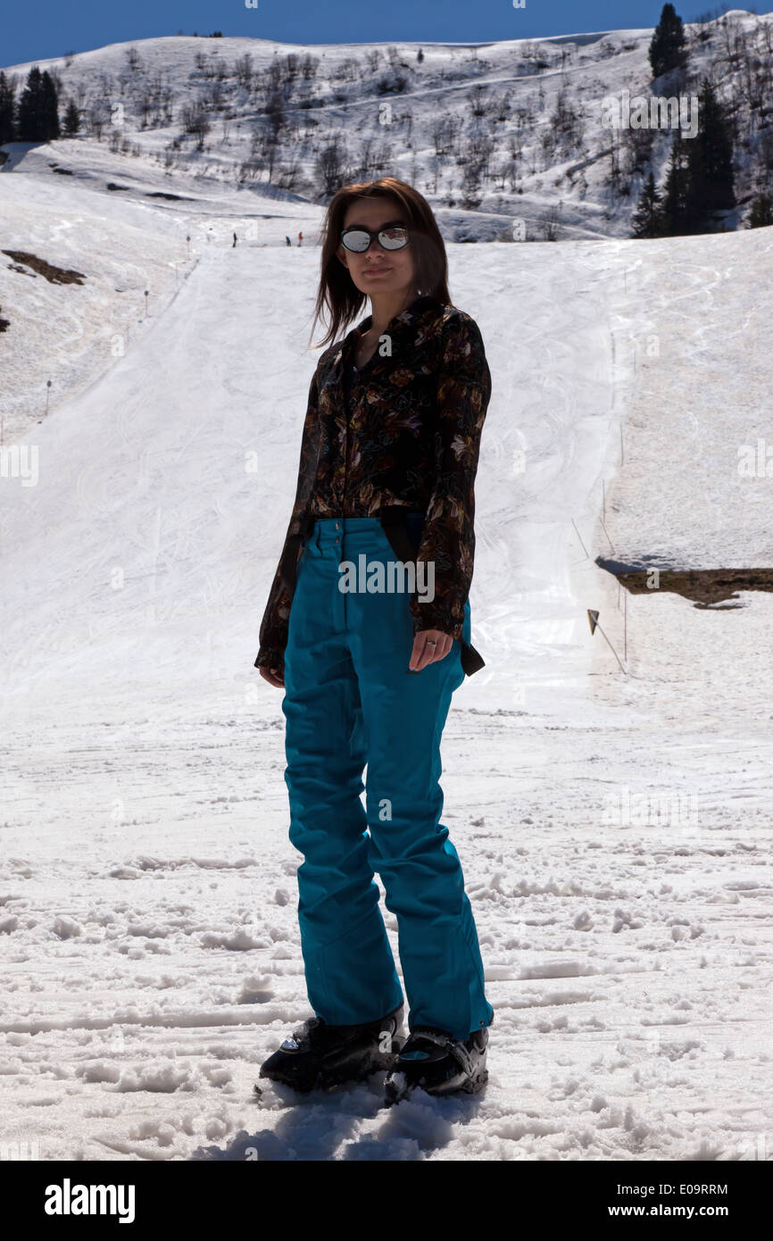 Mädchen stehen am unteren Rand der Arbis Piste im Skigebiet von Morzine, Frankreich, Stockfoto