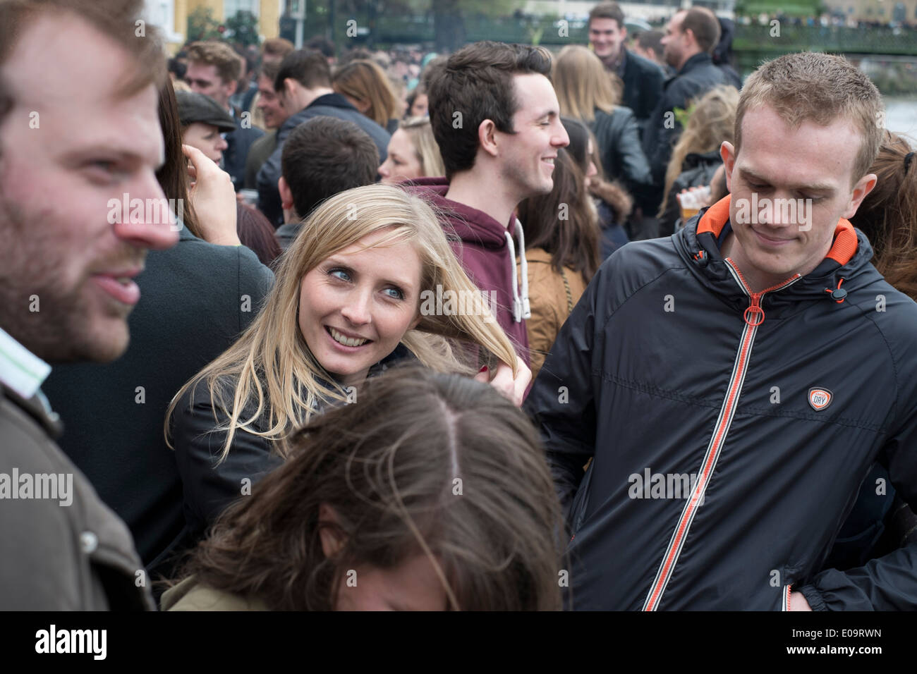 Zuschauer am Ufer der Themse in Hammersmith während der jährlichen Oxford and Cambridge Boat Race. Stockfoto