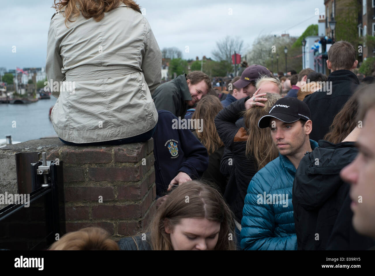 Zuschauer am Ufer der Themse in Hammersmith während der jährlichen Oxford and Cambridge Boat Race. Stockfoto