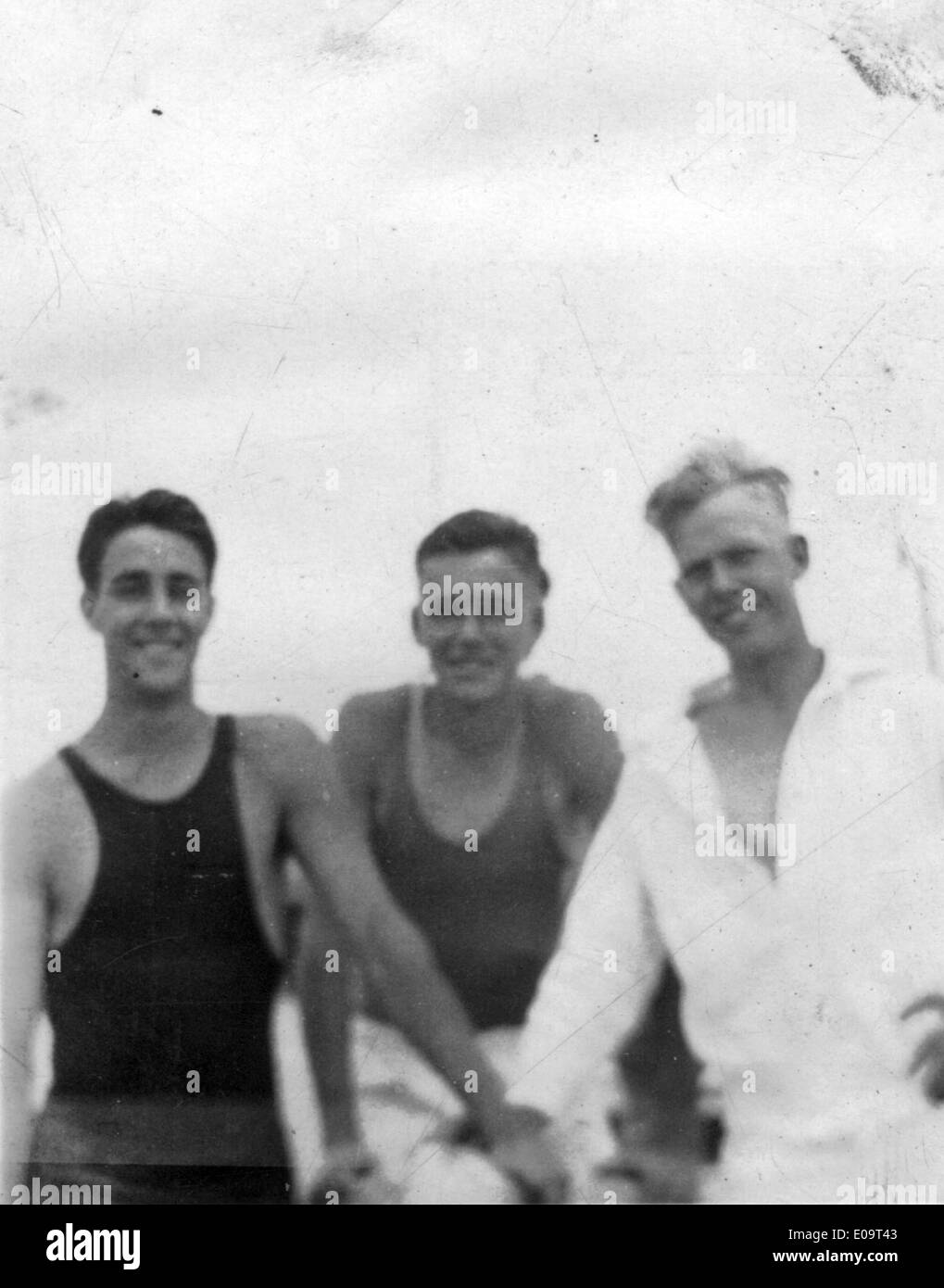 Dieses Bild zeigt Jim Combs, Ted Peterson und Robert Mitchell in Long Beach, Kalifornien, zwischen 1927 und 28. Das Foto ist Teil der Robert Mitchell Sammlung, die frühe Luftfahrtgeschichte dokumentiert. Stockfoto