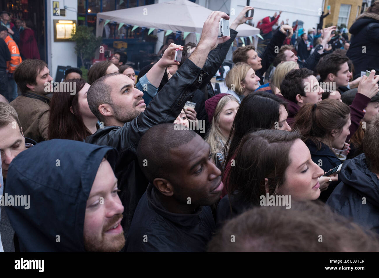 Zuschauer am Ufer der Themse in Hammersmith während der jährlichen Oxford and Cambridge Boat Race. Stockfoto