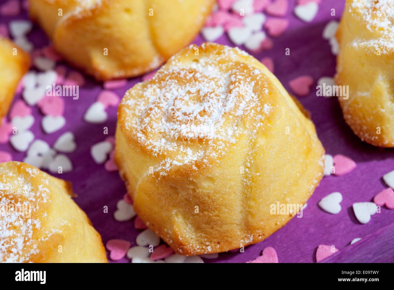 Muffins und Backen Dekor auf lila hölzerne Tablette, Nahaufnahme Stockfoto