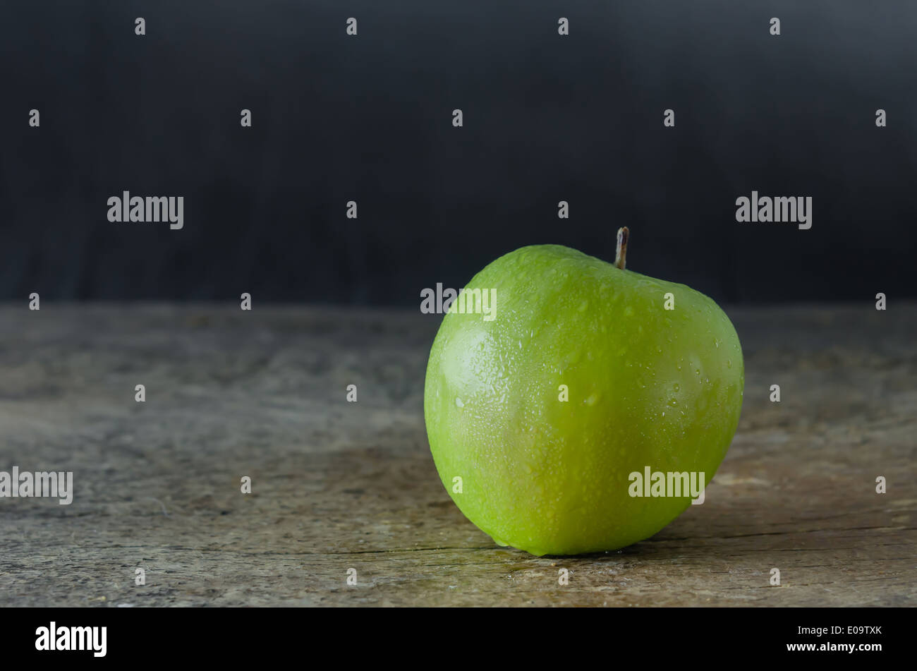 Stillleben mit grünem Apfel auf hölzernen Hintergrund Stockfoto