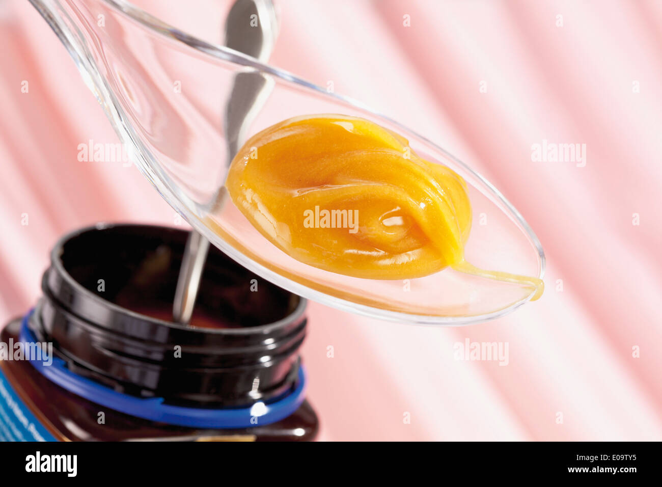 Manuka Honig auf Löffel, Honig-Glas Stockfoto