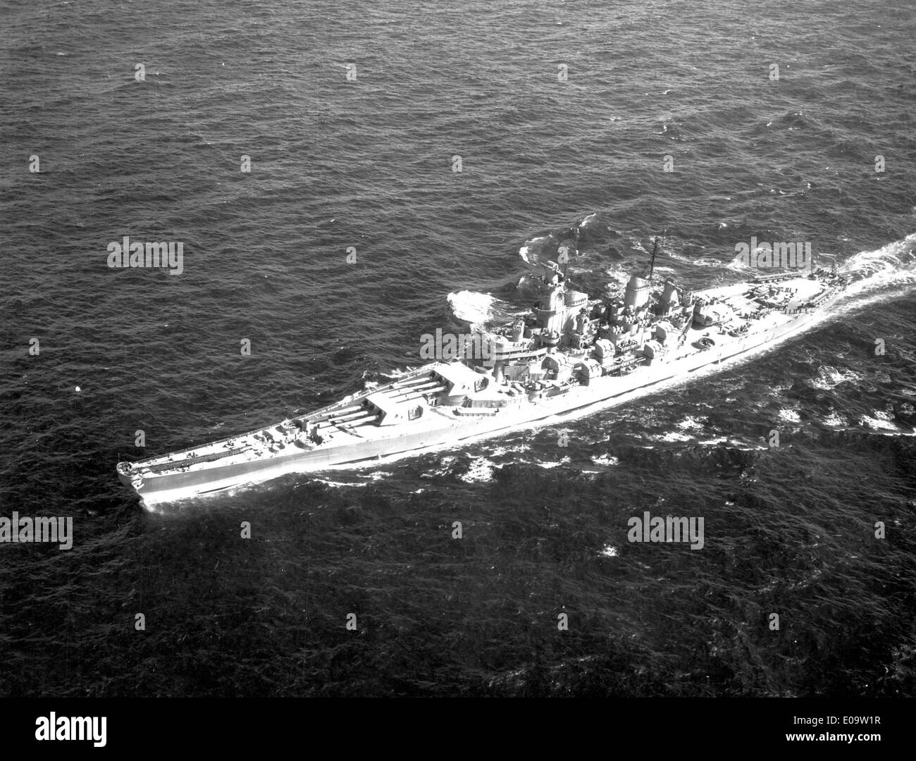 Dieses Bild zeigt die USS Iowa (BB-61) im Jahr 1947 als Teil der Robert Pavey-Sammlung. Das Schlachtschiff der Iowa-Klasse diente im Zweiten Weltkrieg, im Koreakrieg und im Kalten Krieg und wurde zu einem der berühmtesten Schiffe der US Navy. Stockfoto