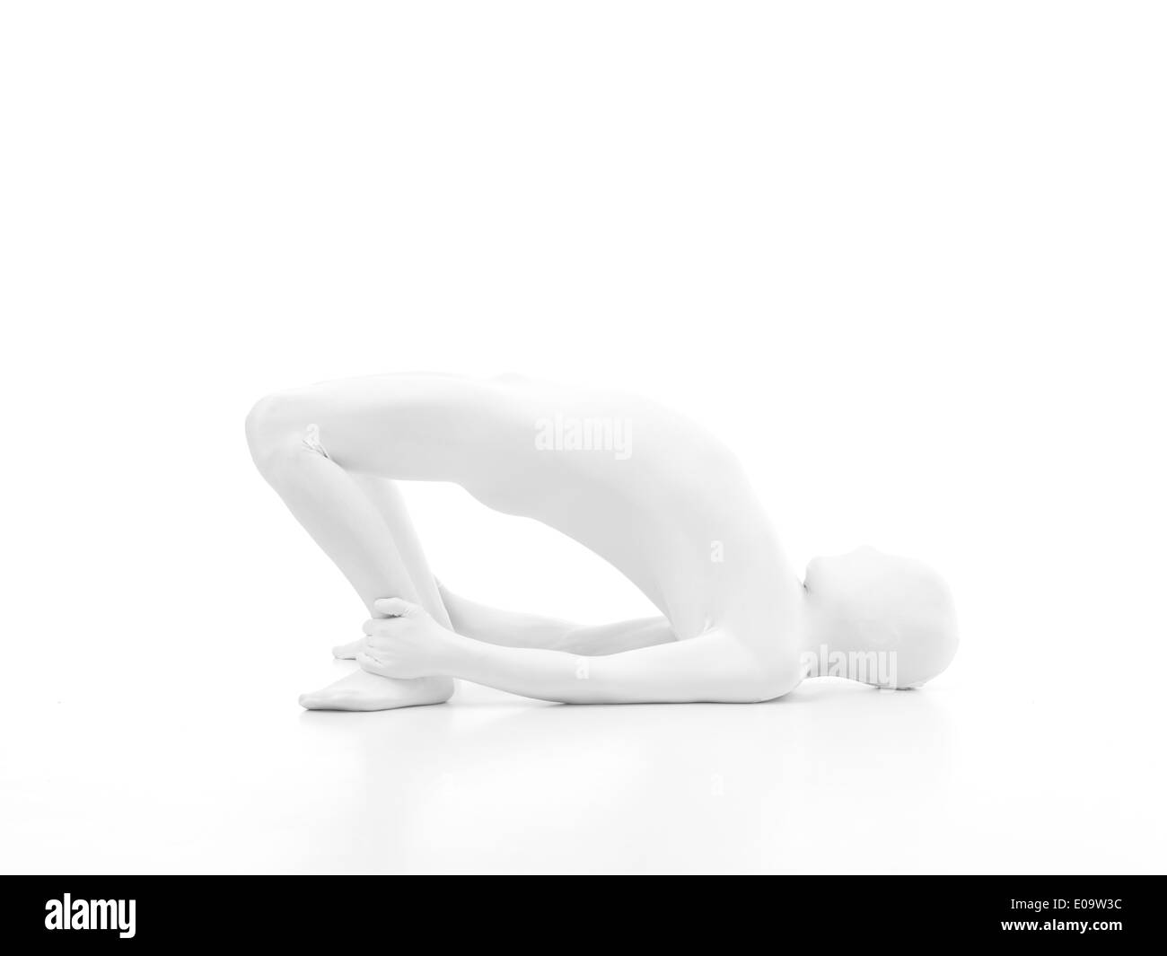 gesichtslose Mann gekleidet in weißen sitzen in Yogaposition, Sarvangasana Stockfoto