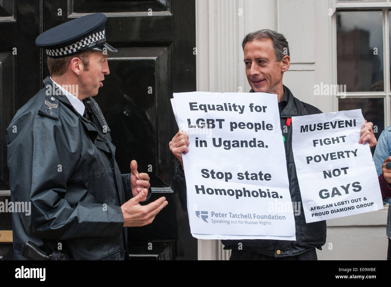 London, UK. 05.07.2014. Homosexuell Rechte und AIDS-Aktivisten, darunter Peter Tatchell demonstrieren, wie der ugandische Präsident Museveni für eine UK-Uganda-Business-Konferenz in Lancaster House in London eintrifft. Museveni wurde verurteilt, für die Unterzeichnung der Anti-Homosexualität-Akt im Februar. Stockfoto