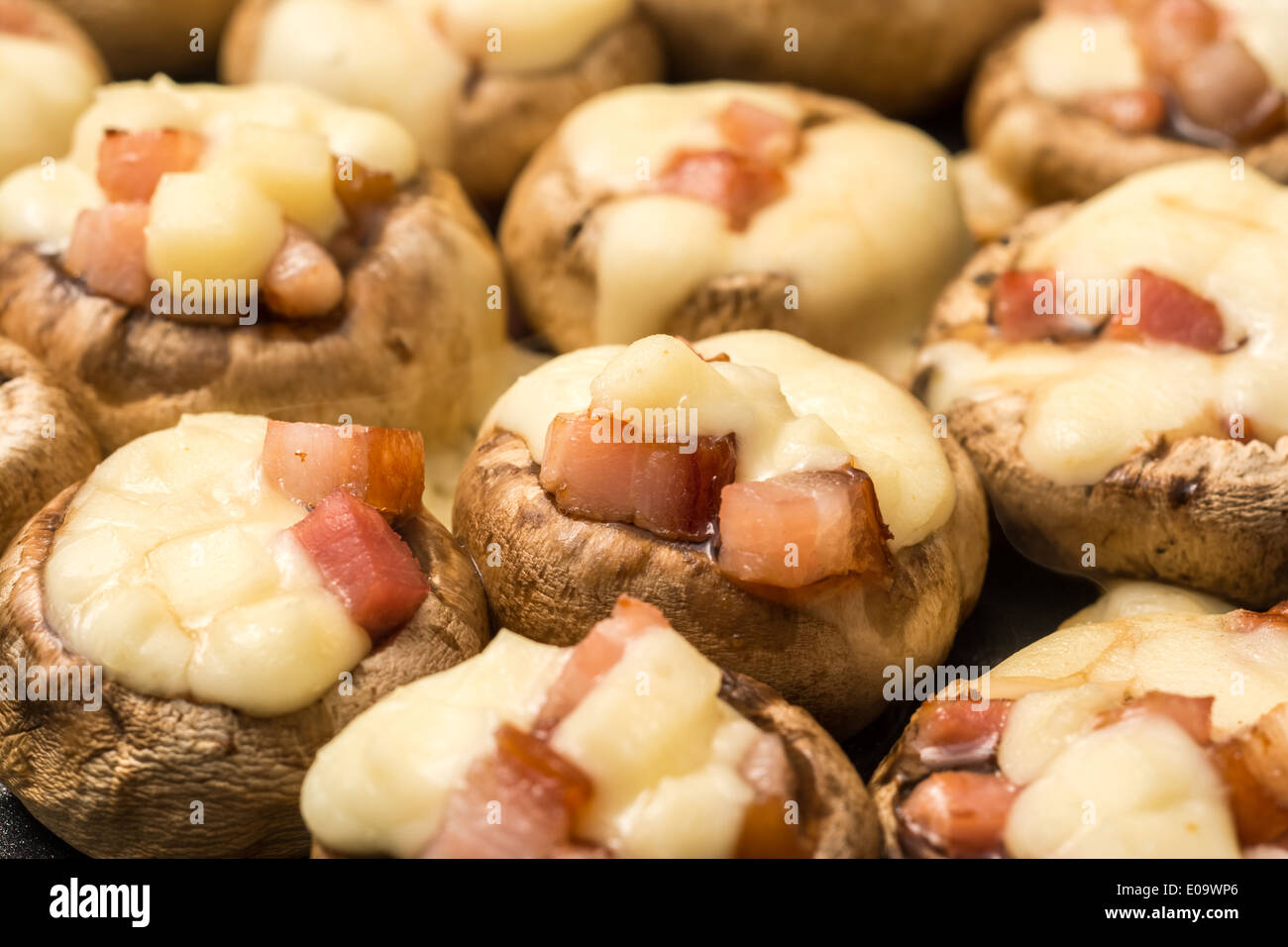 Gebratene Champignon Champignons mit gebackener Schinken und Käse überbacken Stockfoto