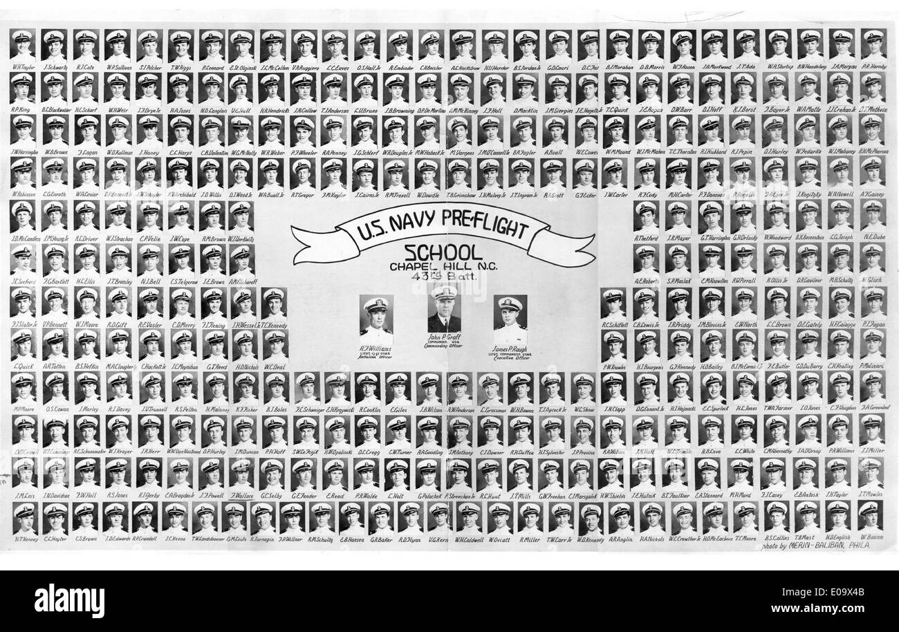 Dieses Foto zeigt Mitglieder der Pre-Flight School der U.S. Navy in Chapel Hill, NC, wo zukünftige Marineflieger während des Zweiten Weltkriegs eine erste Ausbildung erhielten Stockfoto