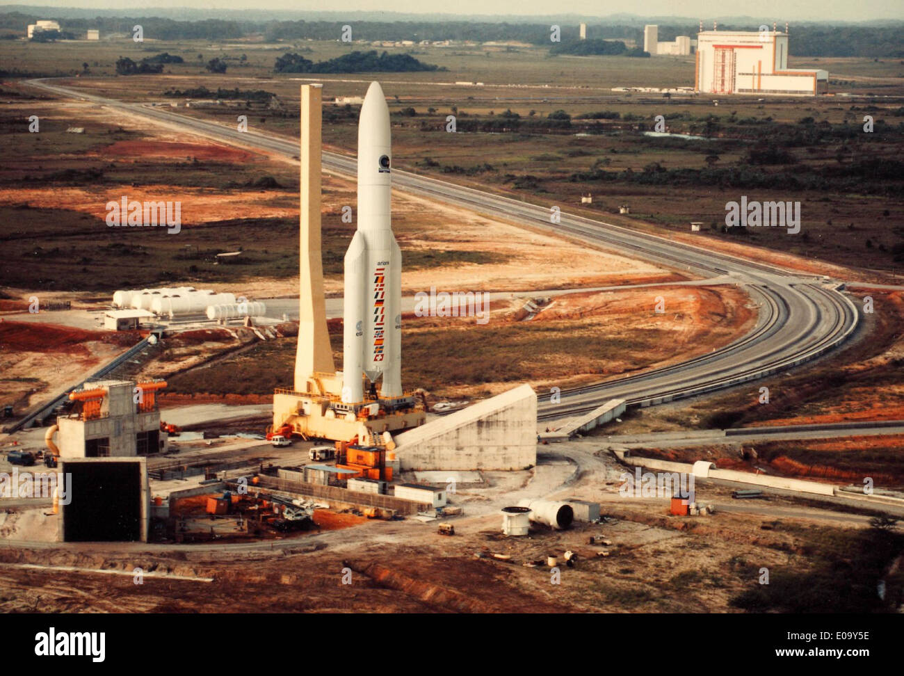Die Ariane 5, eine europäische Schwerladrakete, ist auf diesem Hochglanzfoto zu sehen, das während des Starts aufgenommen wurde. Die Ariane-5-Rakete ist entscheidend für den Start von Satelliten und Fracht in den Weltraum und ist seit ihrem Debüt im Jahr 1996 bei zahlreichen Weltraummissionen von entscheidender Bedeutung. Die Zusammenarbeit der NASA mit der Europäischen Weltraumorganisation markierte einen wichtigen Meilenstein in der internationalen Weltraumforschung. Stockfoto