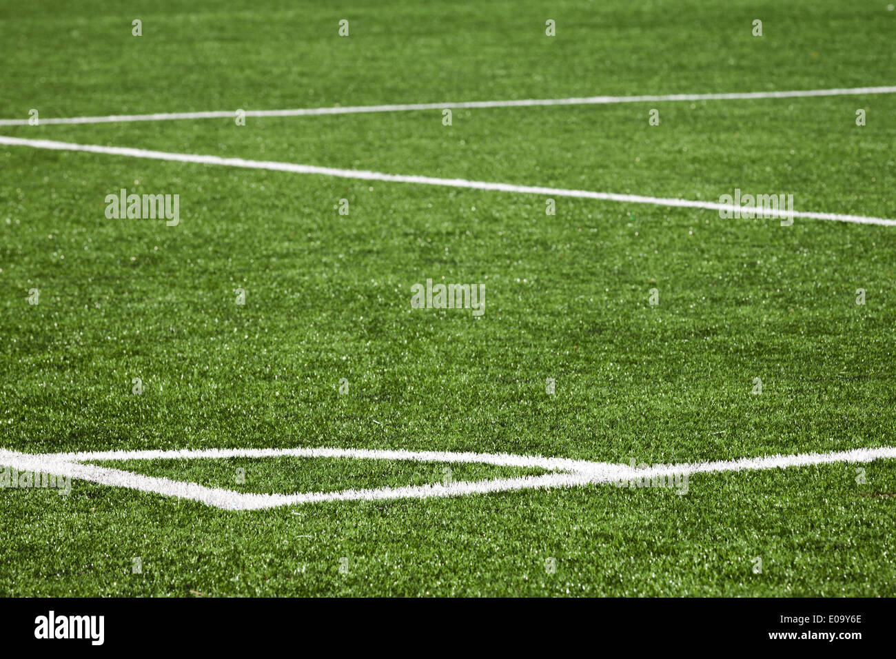 Fußball-Spielfeld-Hintergrund mit weißer Markierung auf dem grünen Rasen Stockfoto