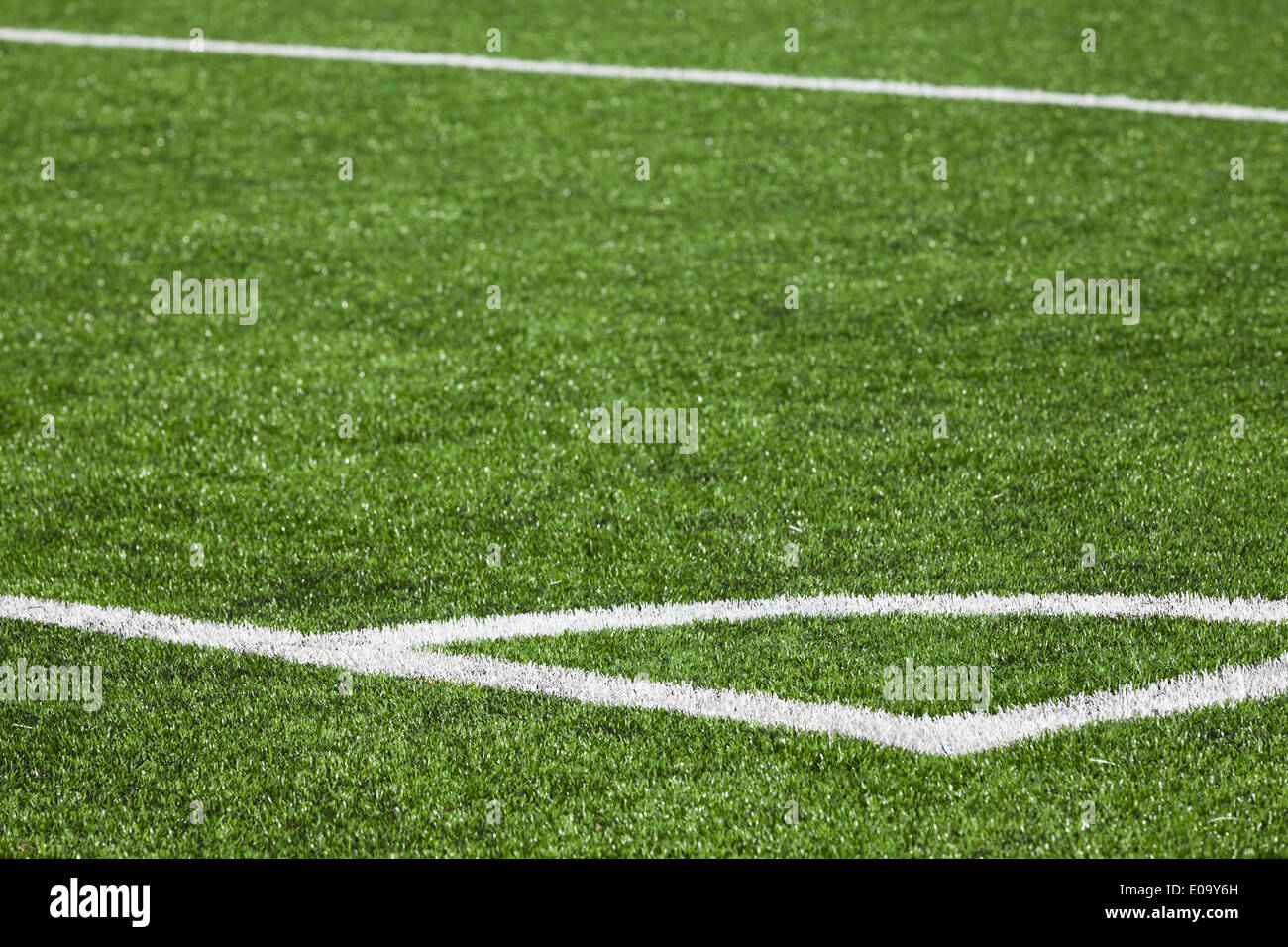 Fußball-Spielfeld-Hintergrund mit grünem Rasen und weiße Ecke Kennzeichnung Stockfoto