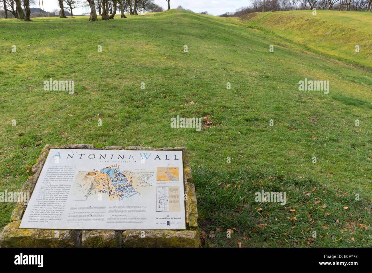 Hinweisschild an Stelle des Antoninuswalls im Rough Castle, nahe Falkirk in Schottland Stockfoto