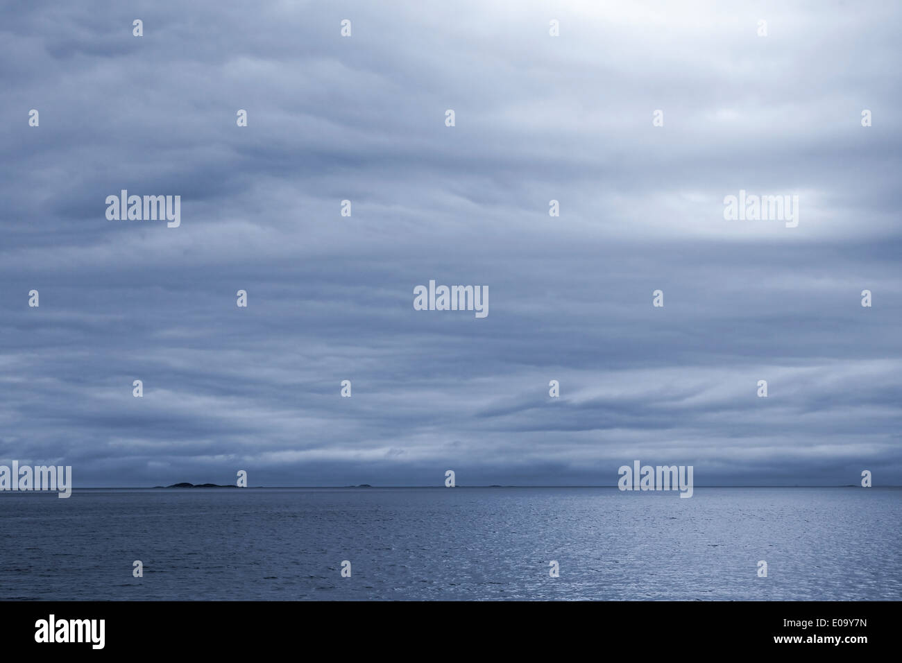 Dunkelblauen stürmischen bewölkten Himmel. Leeren Hintergrund der norwegischen See Landschaft Stockfoto