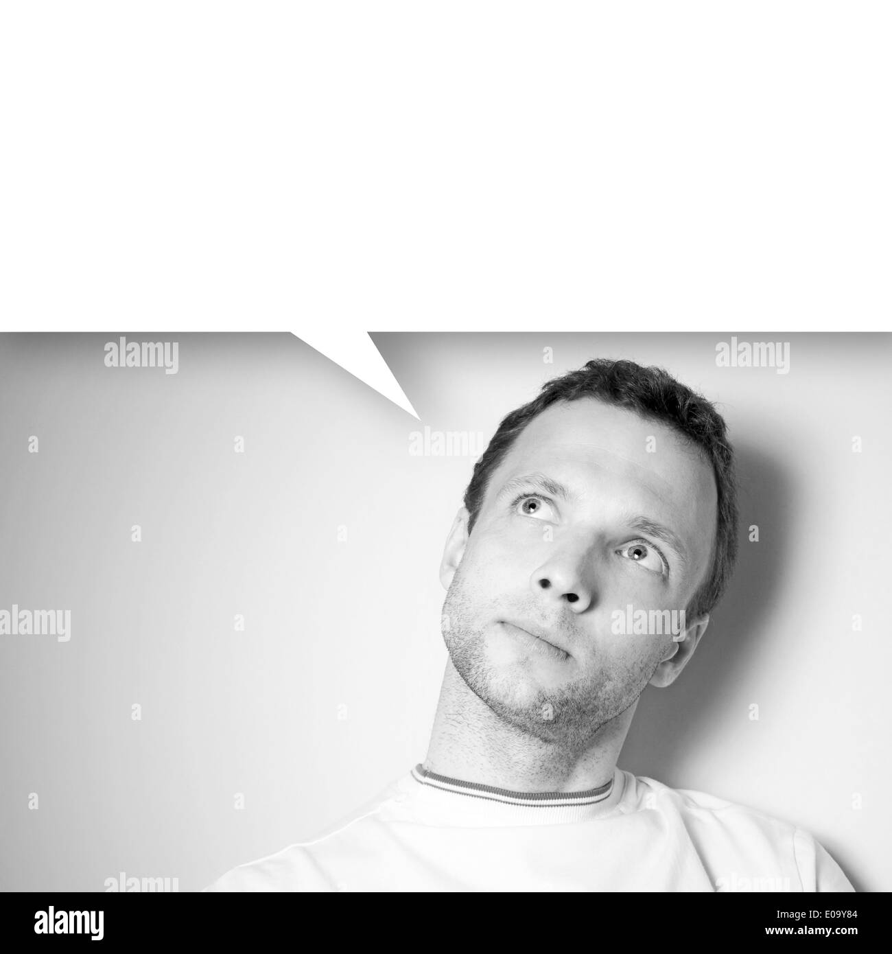 Kaukasischen Jüngling mit weißen Ballon zu denken. Monochrome Portrait closeup Stockfoto