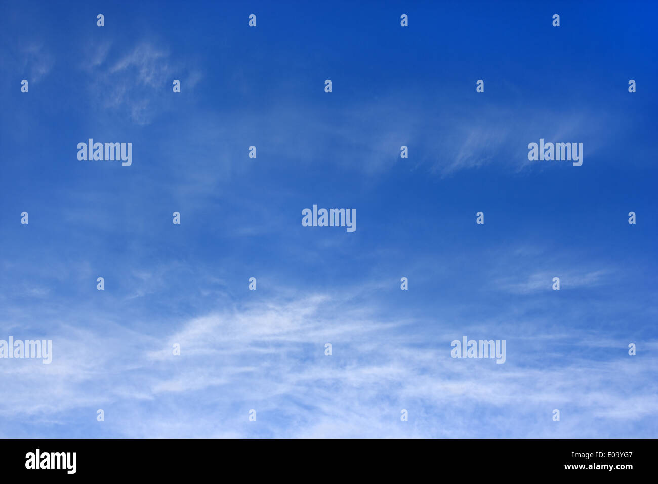 Schöne Wolkengebilde über Horizont. Himmel. Stockfoto