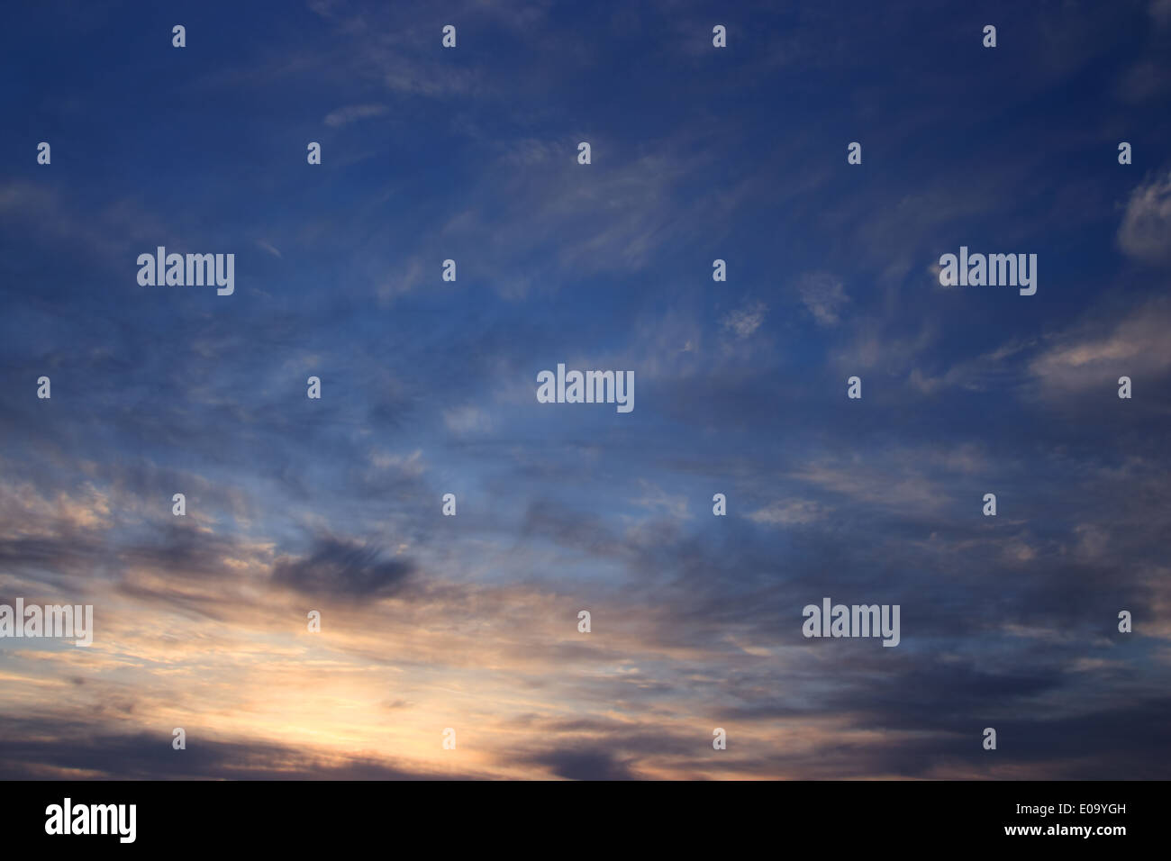 Dramatischen Abendhimmel. Sonnenuntergang über dem Ozean. Stockfoto