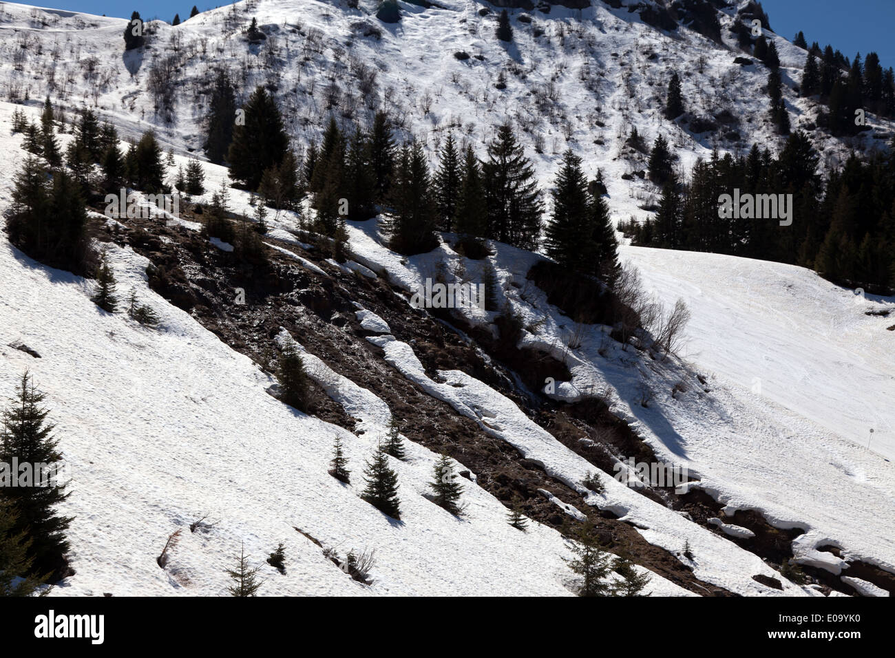 Eine kleine Alpine Schmelzwasser Bach auf der Unterseite der Arbis-Piste im Skigebiet von Morzine, Frankreich Stockfoto