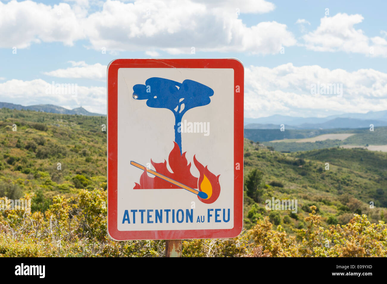 Melden Sie Warnung von Buschfeuern, in der Nähe von Tuchan, Aude, Südfrankreich Stockfoto